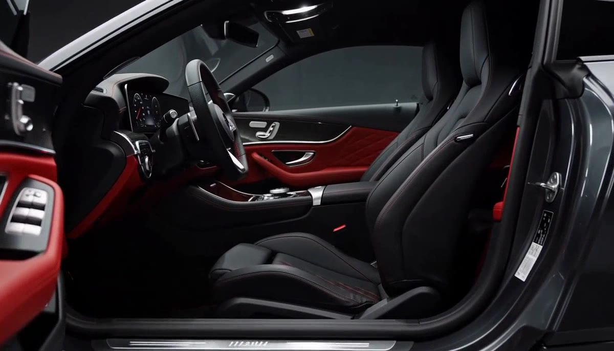 Concepto de interior de auto con tapicería negra y roja