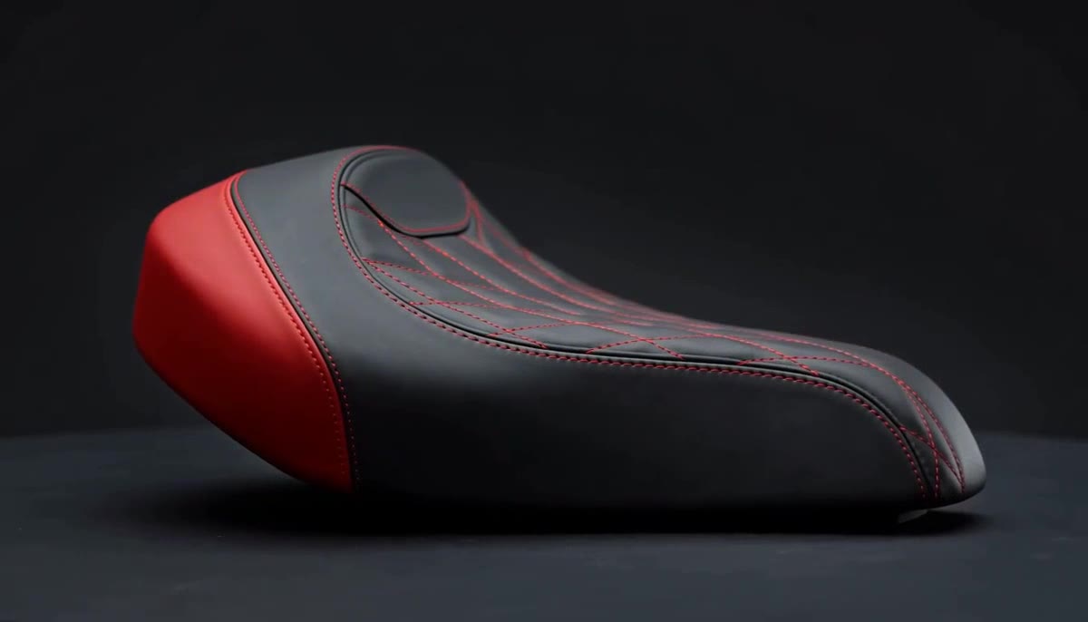 Concepto de asiento de moto en negro con costuras y detalles rojos